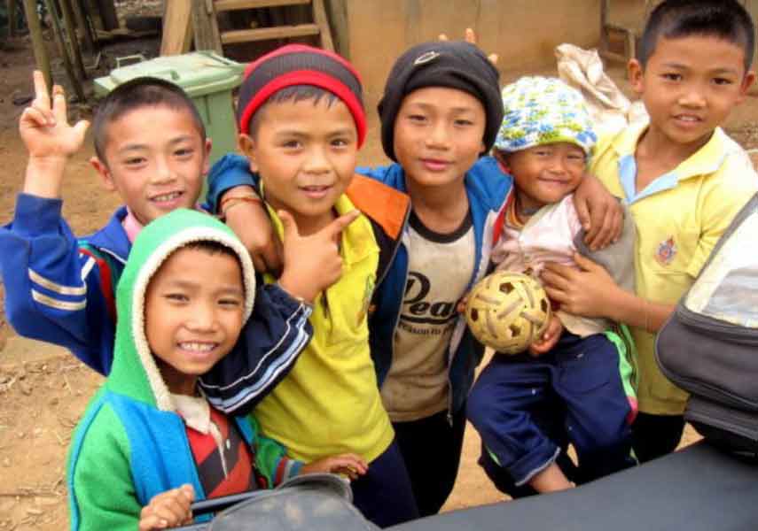 Kinder lächeln in die Kamera in Nord Thailand