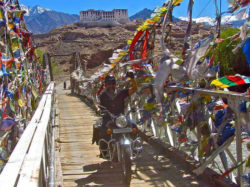 Fahrt über die Holzbrücke ins Shakti-Tal