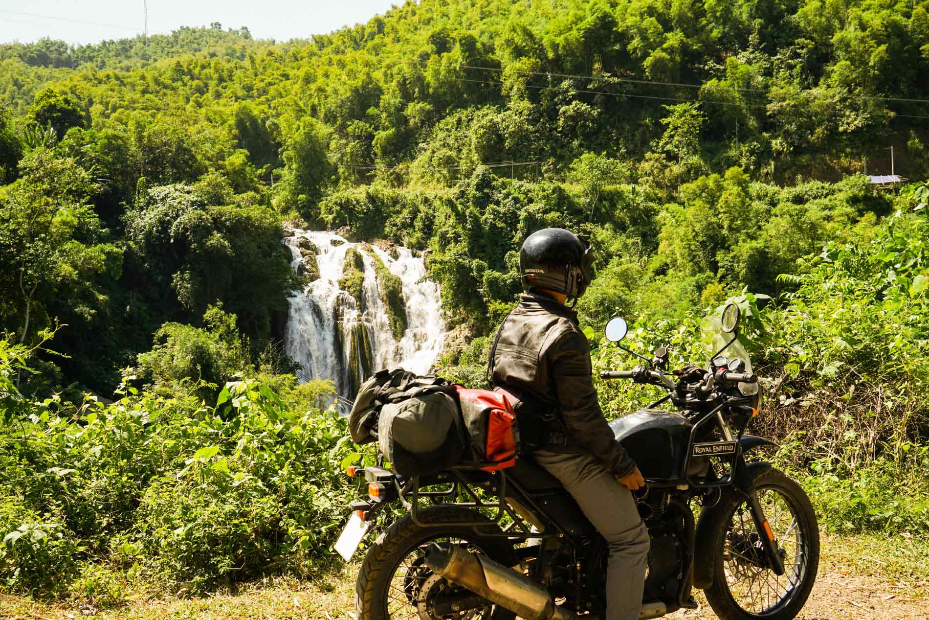Motorradtour in Nordthailand unter blauen Himmel