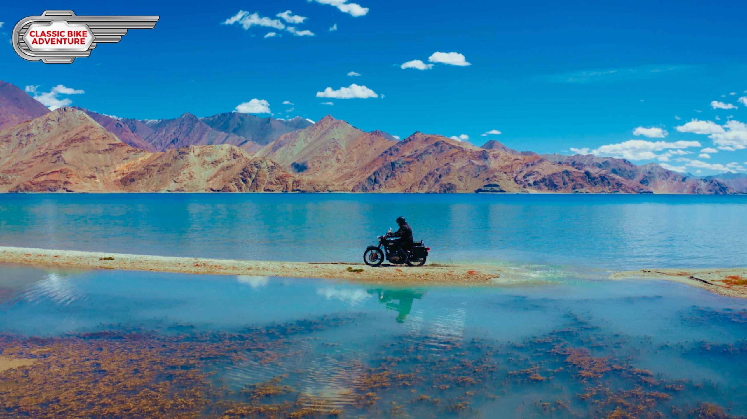 Motorradfahren am Ufer des Pangong-Sees