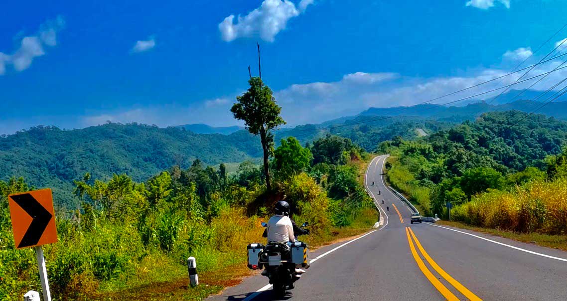 Fahrt durch ländliche Regionen in Thailand