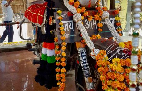 Motorrad mit Blumen geschmückt Indien Rajasthan Tour