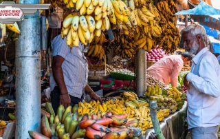 Einheimischer Mann verkauft Obst in Indien