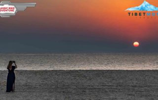 Frau fotographiert den Sonnenuntergang