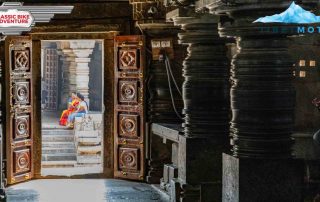 Gebäude in Indien mit 3 Frauen im Hintergrund