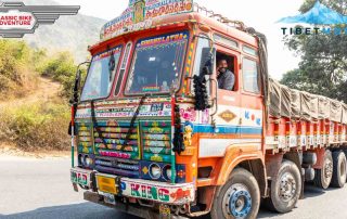 LKW Fahrer zeigt einen Daumen nach oben in Indien