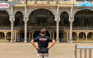 Mann mit einem Motorrad Action Team t-Shirt gegenüber eines Gebäudes