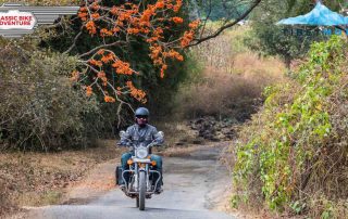Motorradfahrer auf der Kerala Motorrad Tour