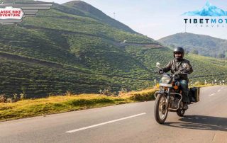 Motorradfahrer entlang einer Straße in Indien