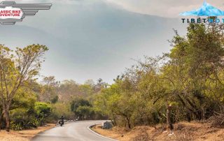 Motorradfahrer fährt durch Indien