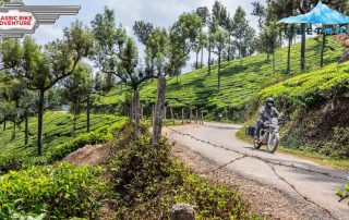 Motorradfahrer fährt in Indien auf der Motorrdtour