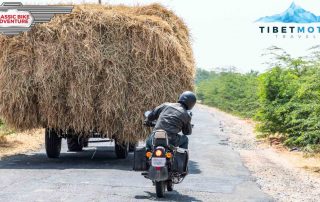 Motorradfahrer schaut ob der Weg frei ist