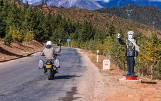 Motorradfahrer-auf-der-Reise-in-Tibet