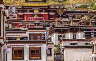 Tibet-Stadt-an-einem-Berg