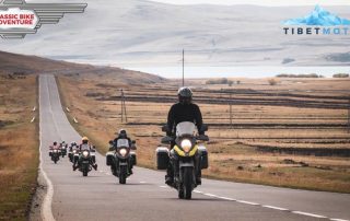 Motorradfahrer fahren hintereinander