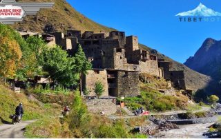 Motorradtour entlang einer alten Burg