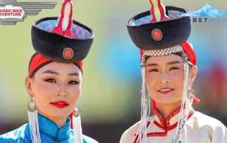 Zwei Frauen in traditioneller Kleidung in der Mongolei