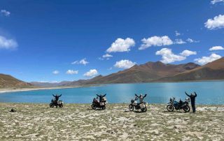 Motorradfahrer vor dem See in Tibet