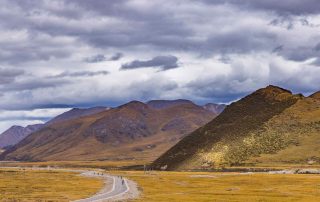 Wunderschöne Straßen und Landschaften in Tibet
